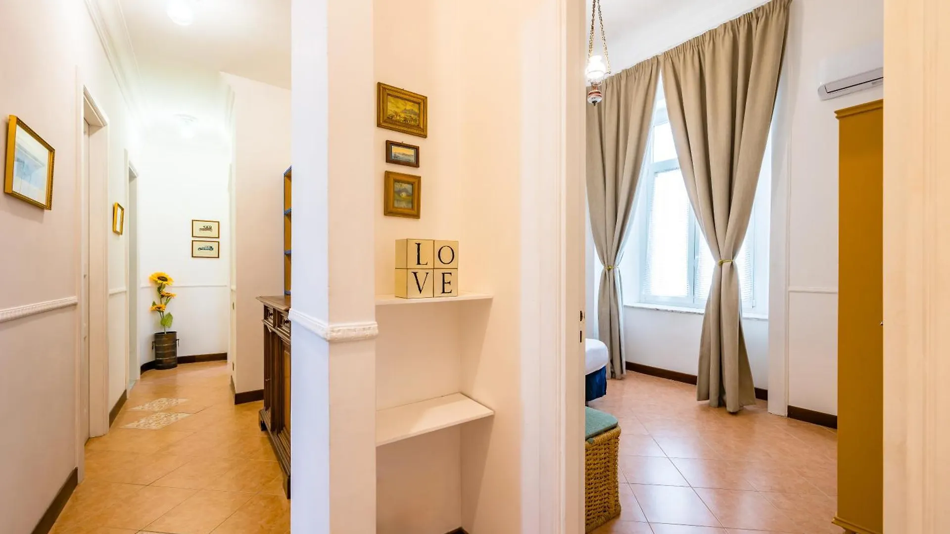 La Casa Di Famiglia By Napoliapartments 0*, Naples Italy